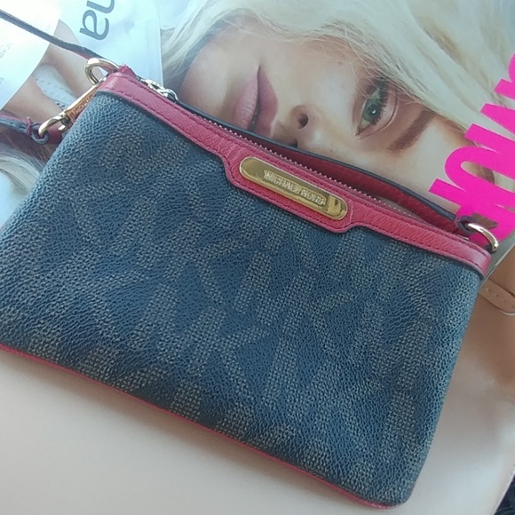 Michael Kors Handbags - Michael Kors signature brown wristlet